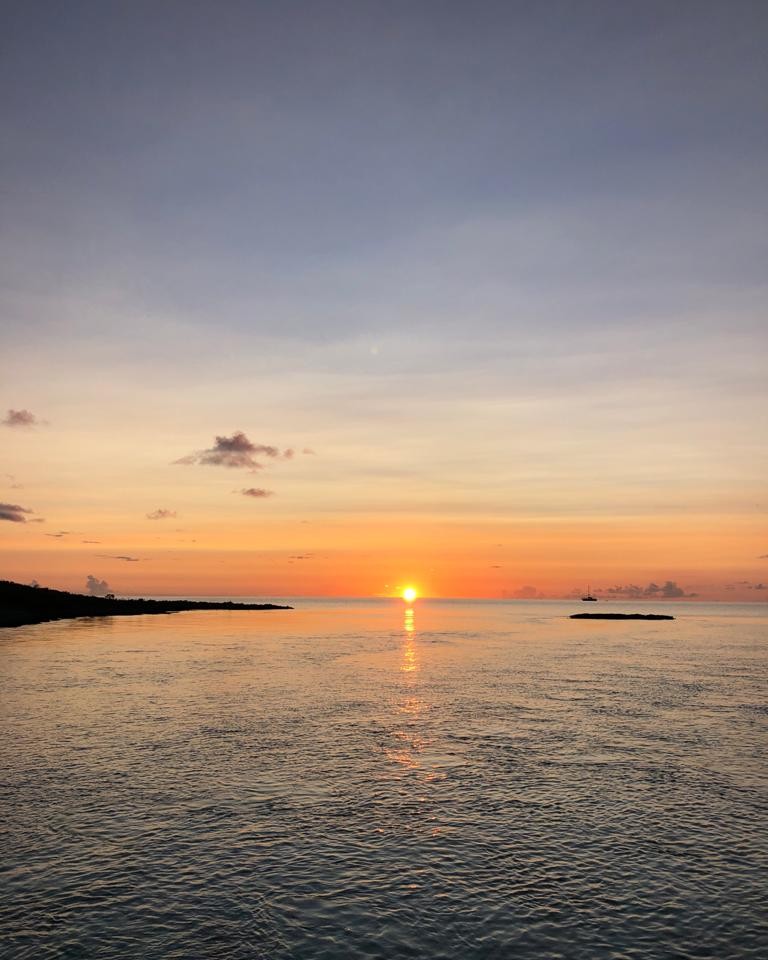Close-up view from a charter boat toward the horizon